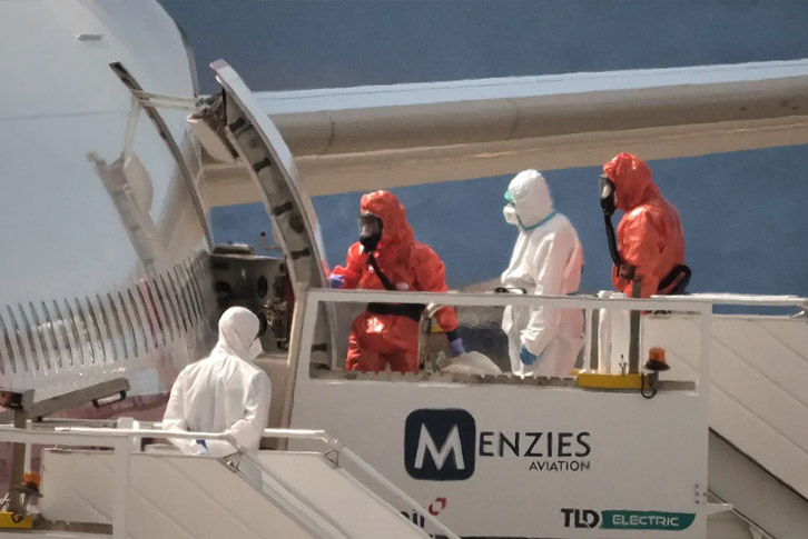 Bác sĩ mặc đồ bảo hộ kiểm tra bệnh nhân nghi nhiễm Ebola và hantavirus