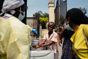 Dịch bệnh Ebola và Hantavirus ảnh hưởng nặng nề tới trẻ em toàn cầu