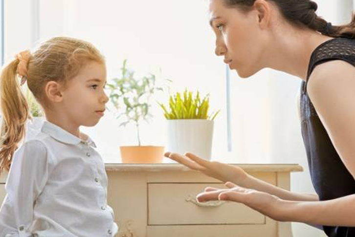 Gia đình trẻ cùng thảo luận với con về hành vi và cảm xúc