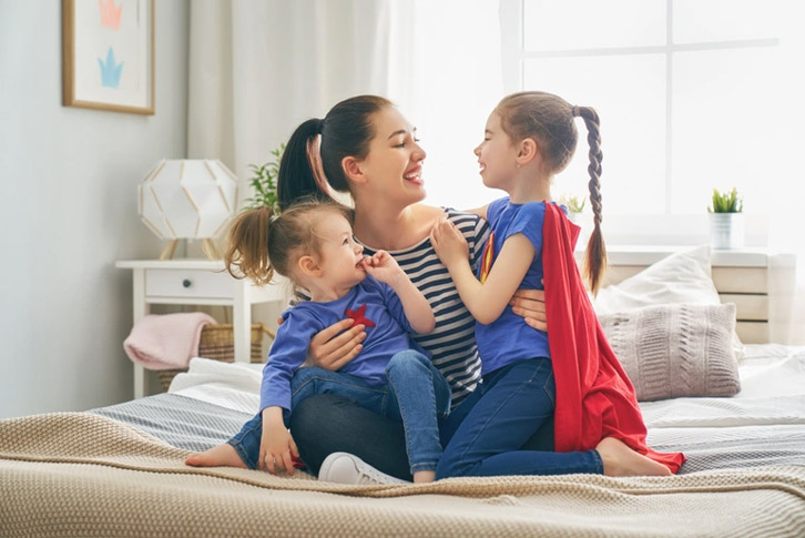 Mẹ tương tác tích cực với con nhỏ trong sinh hoạt hằng ngày