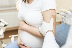 Phụ nữ mang thai đang được tiêm vắc xin RSV tại cơ sở y tế