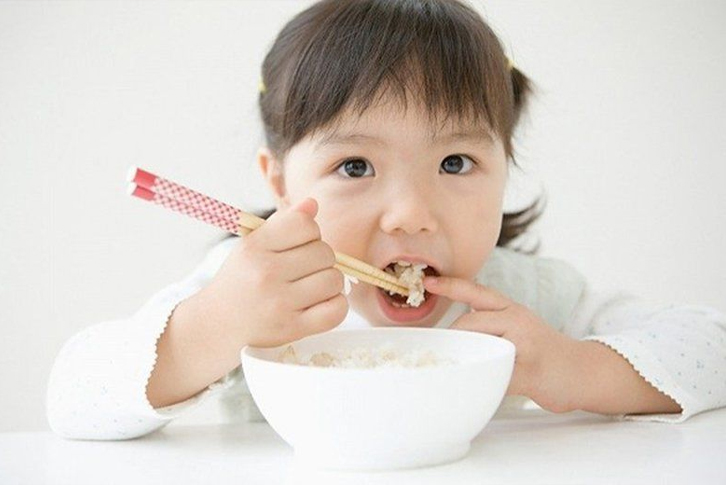 Trẻ em có nên ăn cơm rượu? Những điều cha mẹ cần biết trước khi cho bé thử