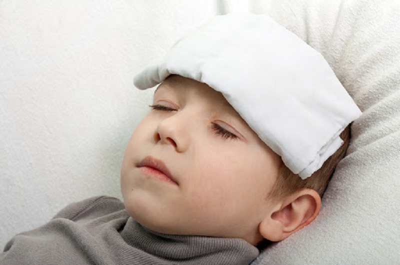 Trẻ bị sốt phải làm sao để an toàn? Cách xử lý đúng và dấu hiệu cần đi khám 3 Khi trẻ bị sốt, ưu tiên theo dõi trạng thái