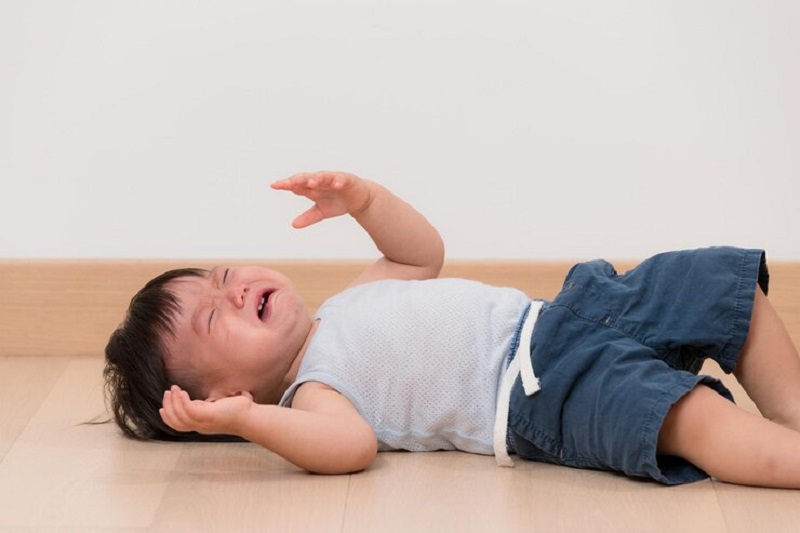Khi trẻ đang co giật, ưu tiên bảo vệ đường thở