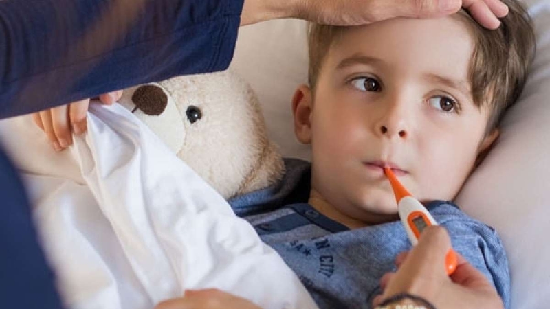 Trẻ bị sốt phải làm sao để an toàn? Cách xử lý đúng và dấu hiệu cần đi khám 2 Nhiệt kế nào phù hợp theo độ tuổi của trẻ