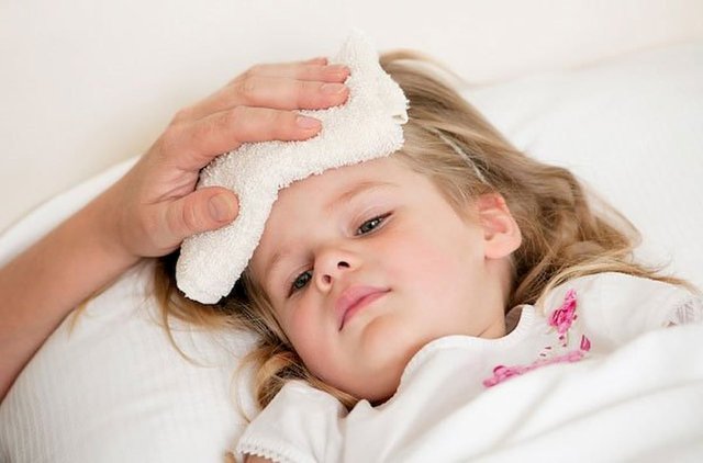 Trẻ bị sốt phải làm sao để an toàn? Cách xử lý đúng và dấu hiệu cần đi khám 4 Những cách hạ sốt cho trẻ cha mẹ không nên tự áp dụng
