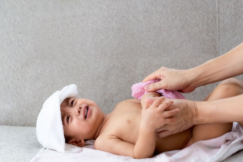 Trẻ sốt co giật phải làm sao